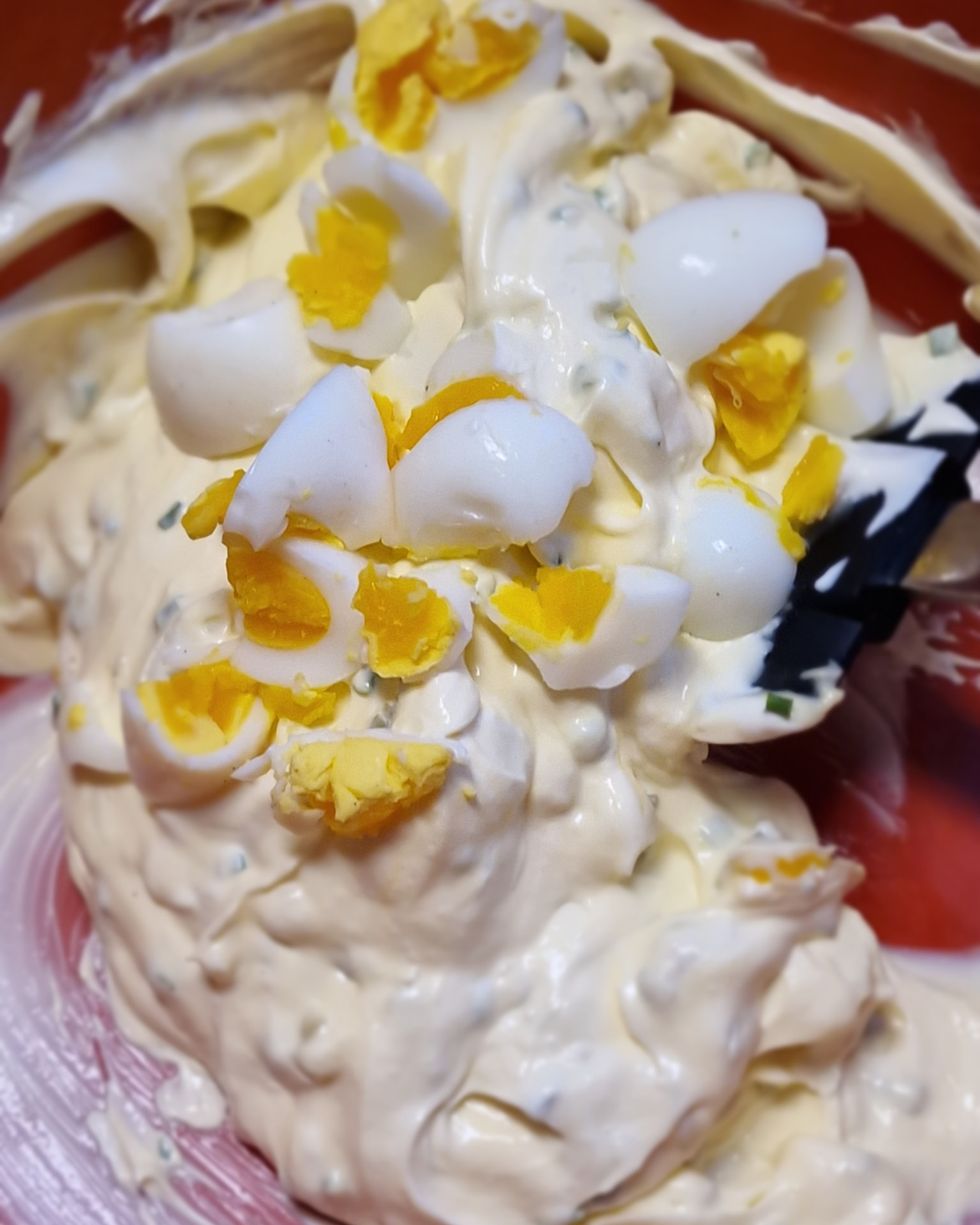 Vaktelegg vendes forsiktig inn i eggsalaten