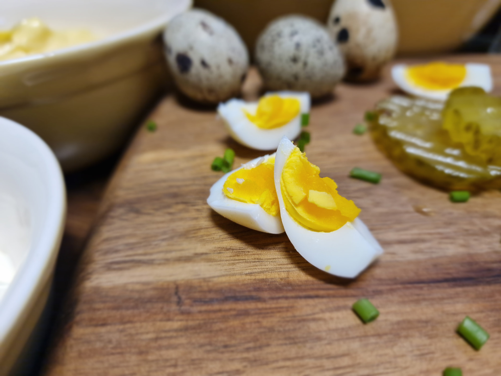 Kokte vaktelegg delt i biter