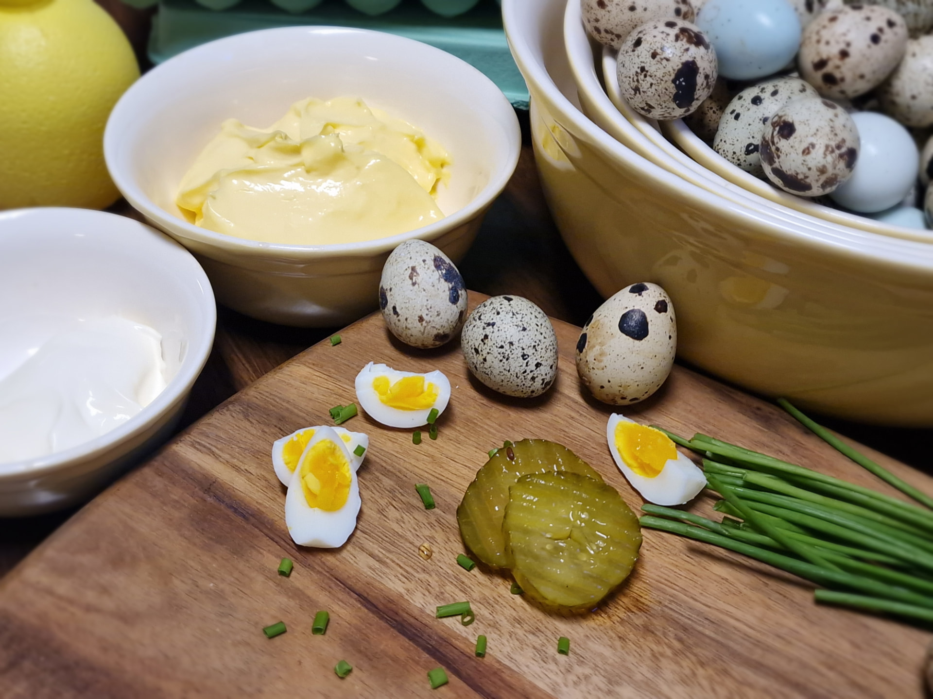 Ingredienser til eggsalat med vaktelegg